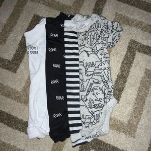🦖 4 piece Dino onesie bundle! size 6-9 months